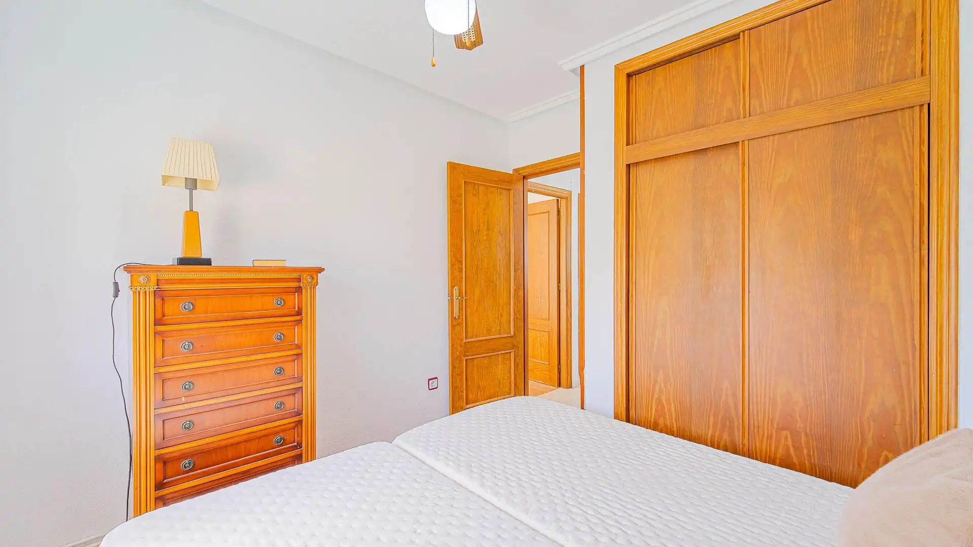 Habitación de Casa adosada en venta en Orihuela con Aire acondicionado, Calefacción y Jardín privado