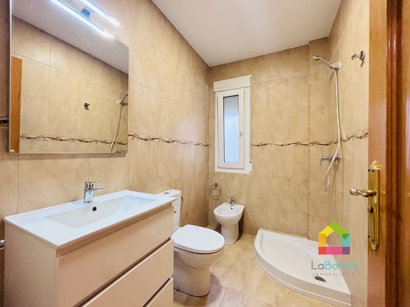 Bathroom of Flat for sale in Ajofrín  with Oven and Washing machine