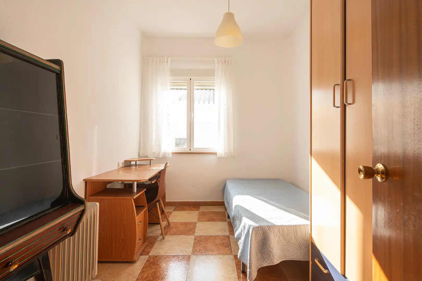 Schlafzimmer von Wohnung zum Verkauf in Granada mit Parkett, Möbliert und Ofen