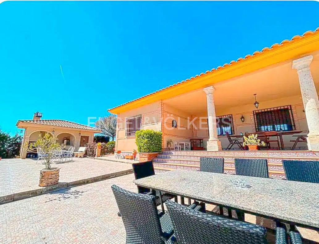 Vista exterior de Casa o xalet en venda en Daimiel amb Aire condicionat, Calefacció i Jardí privat