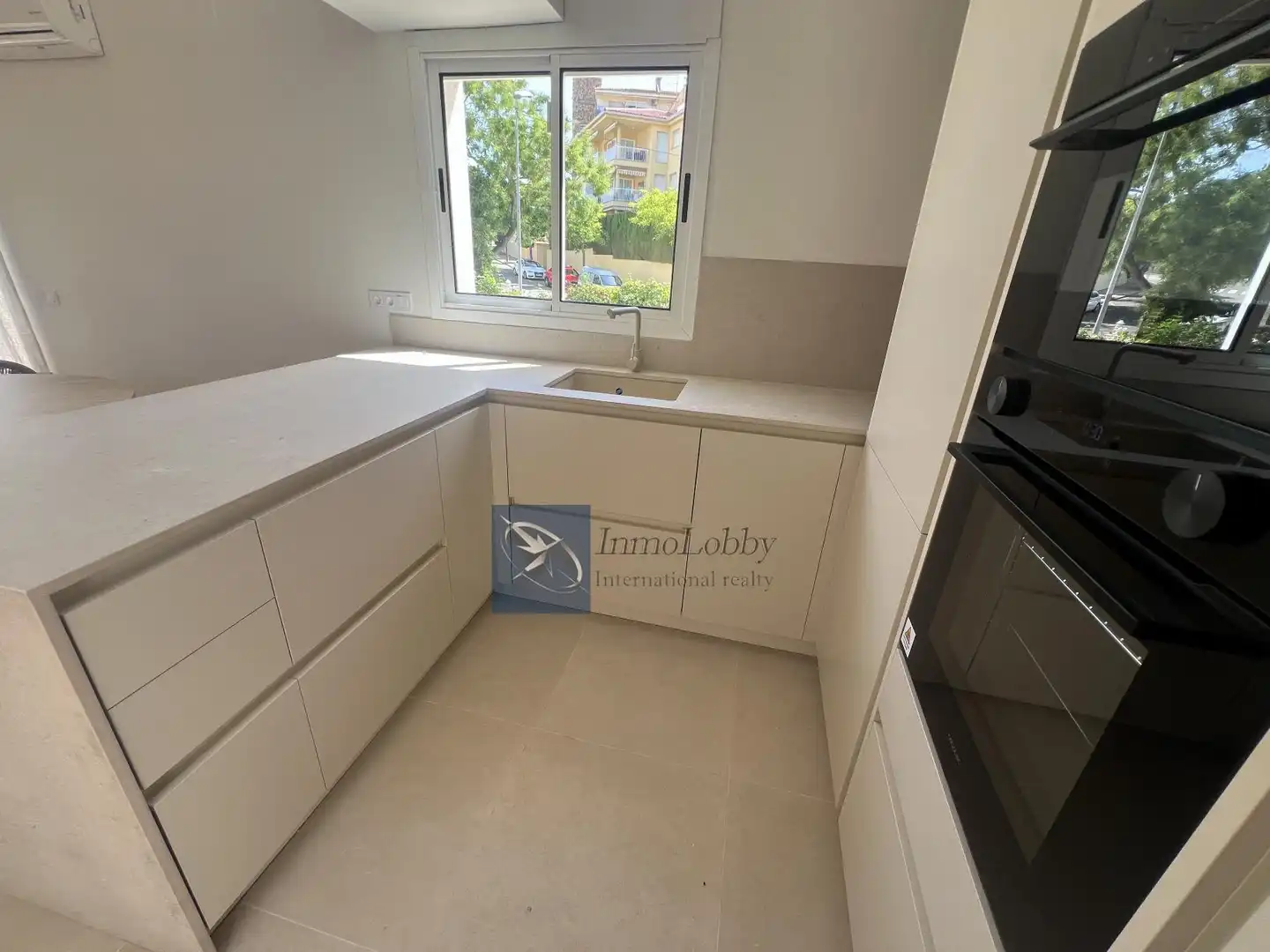 Cuina de Apartament de lloguer en Castell d'Aro, Platja d'Aro i s'Agaró amb Aire condicionat, Terrassa i Piscina comunitària