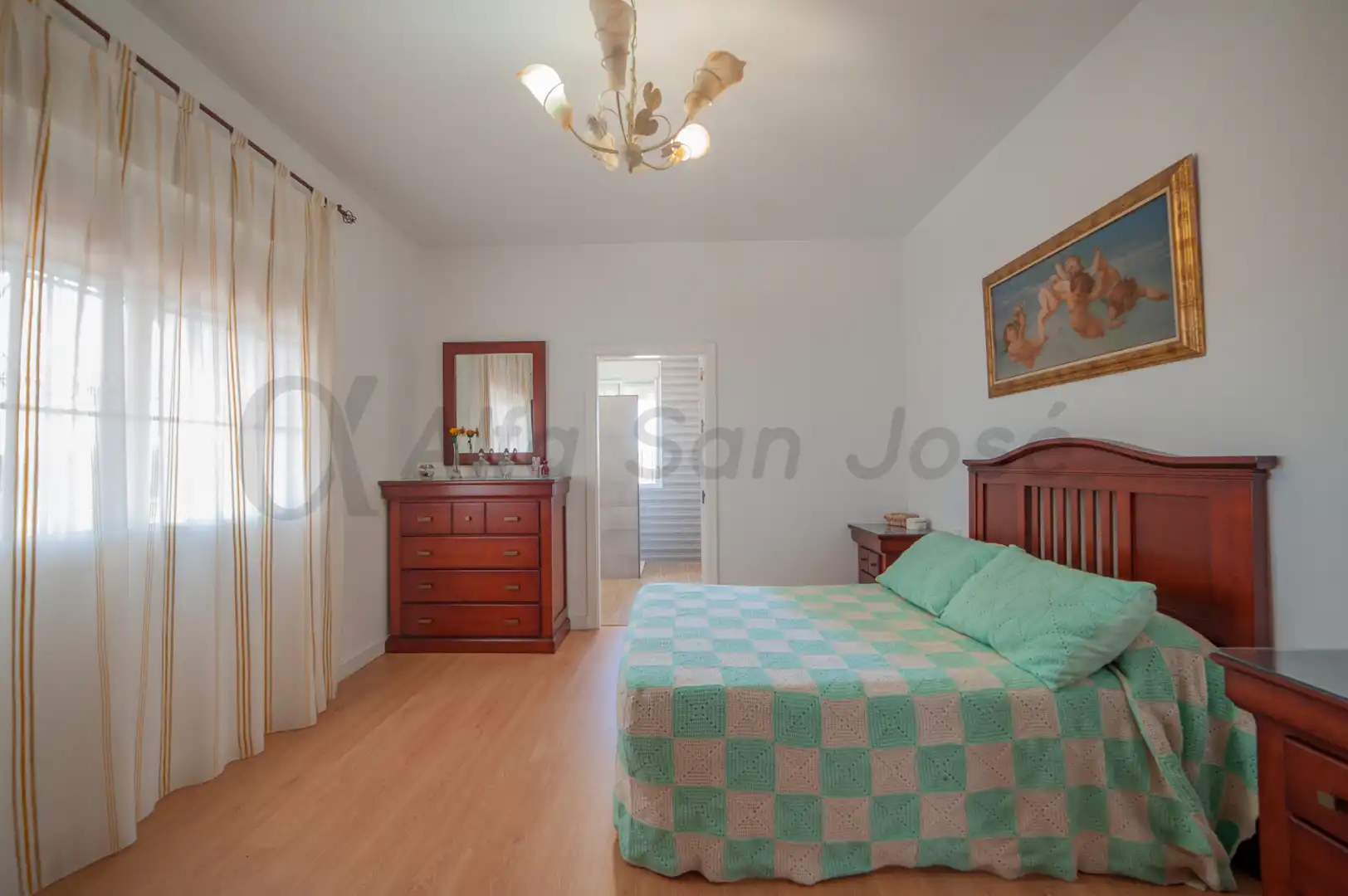 Dormitori de Casa o xalet en venda en La Rinconada amb Aire condicionat, Jardí privat i Piscina