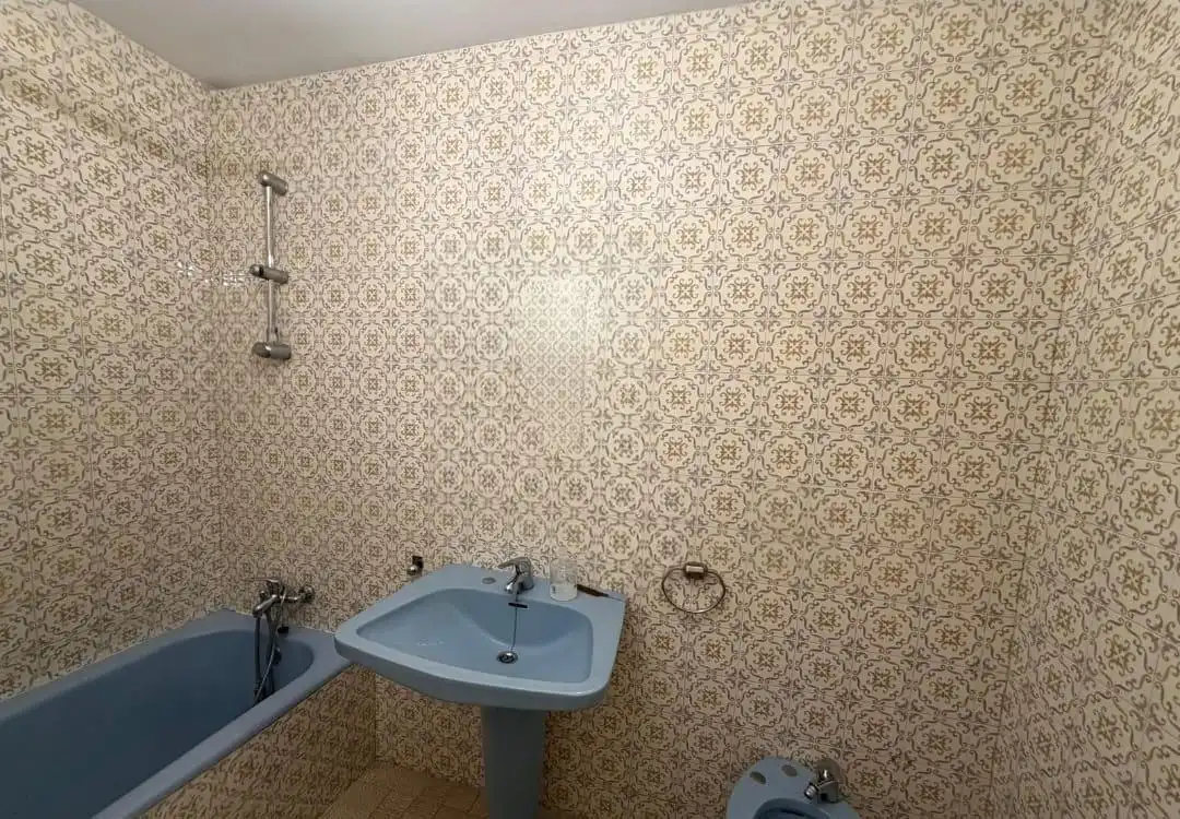 Bathroom of Flat for sale in Sevilla  with Air Conditioner and Balcony