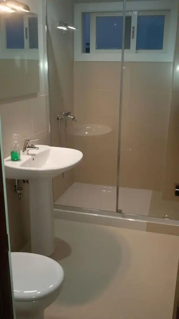Bany de Pis en venda en Vigo  amb Calefacció, Terrassa i Moblat