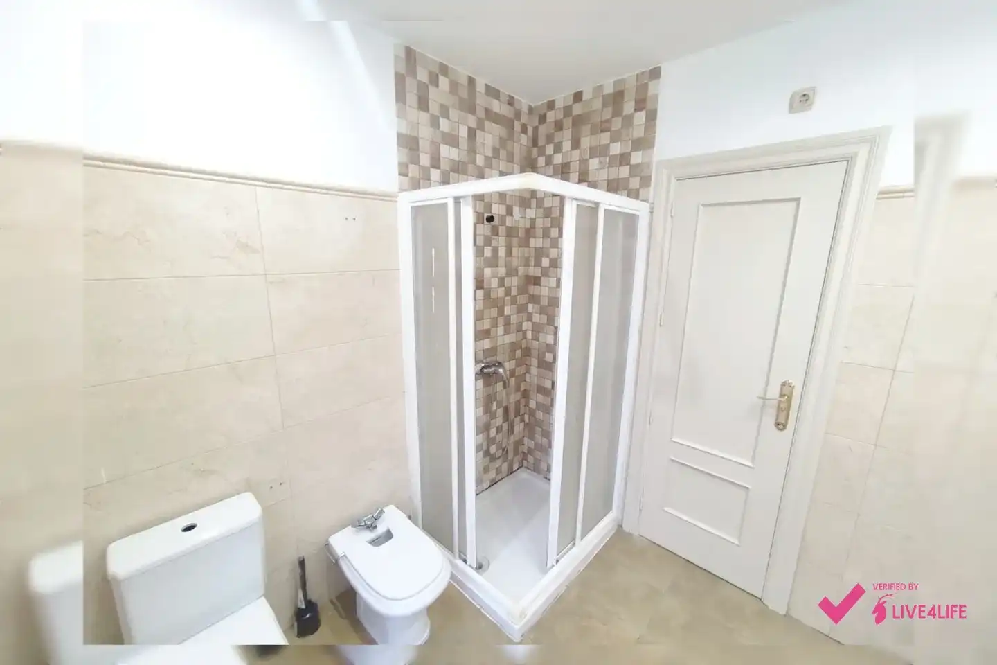Bathroom of Ground floor for share in Granada  with Heating, Terrace and Storage room