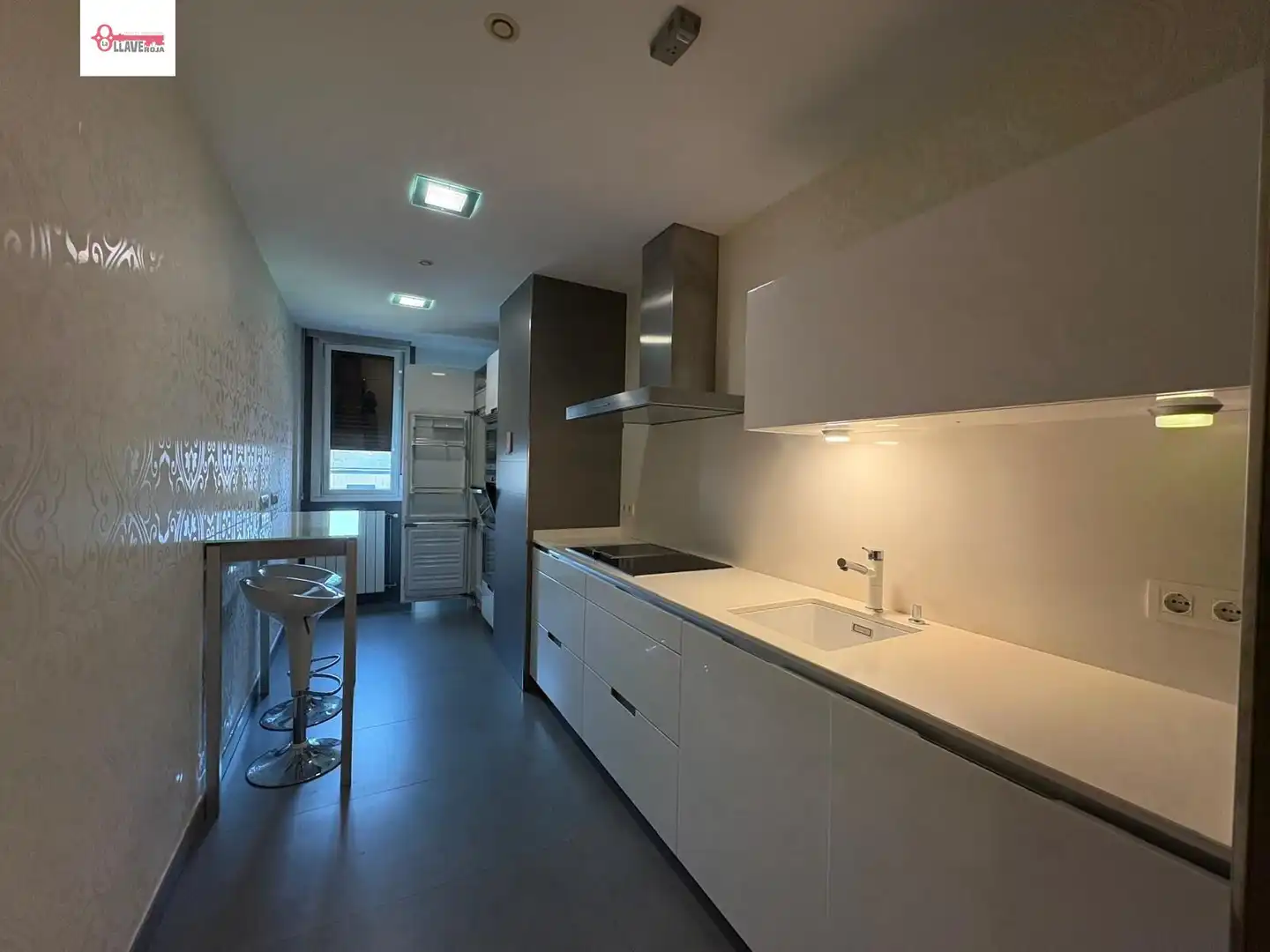 Cuina de Apartament en venda en Burgos amb Calefacció, Traster i Piscina comunitària