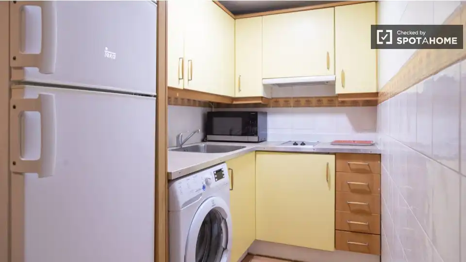 Cuina de Apartament per a compartir en Madrid amb Aire condicionat, Calefacció i Terrassa