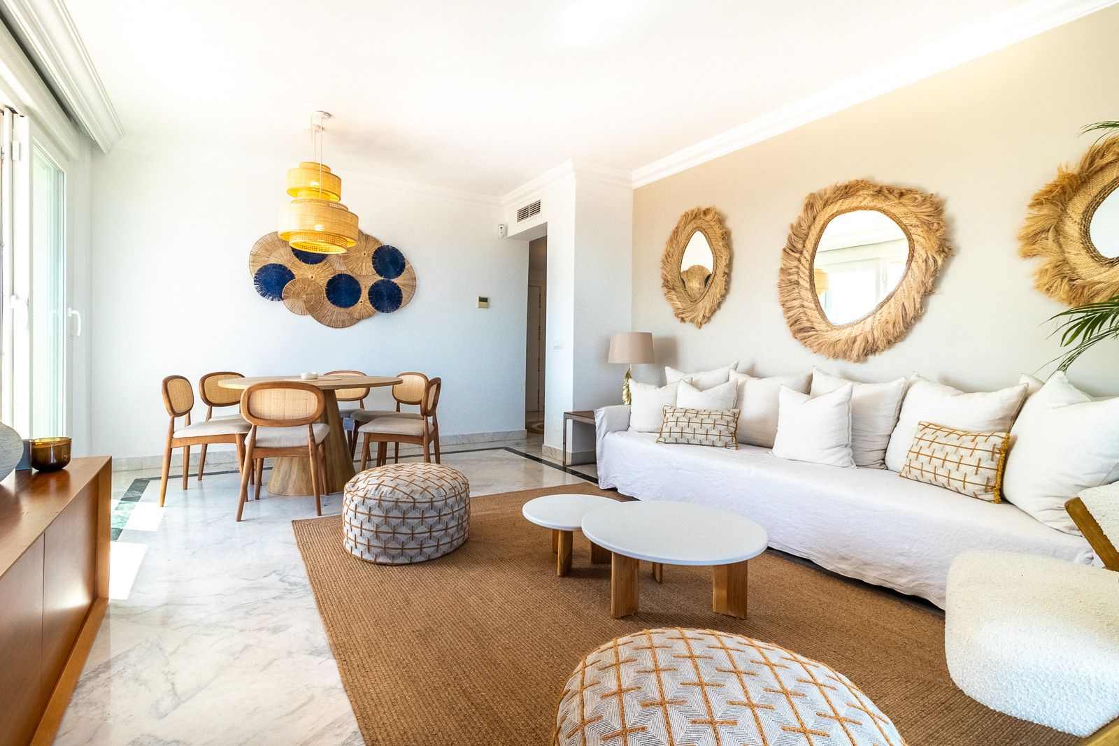 Sala de estar de Ático en venta en Marbella con Terraza, Piscina y Piscina comunitaria