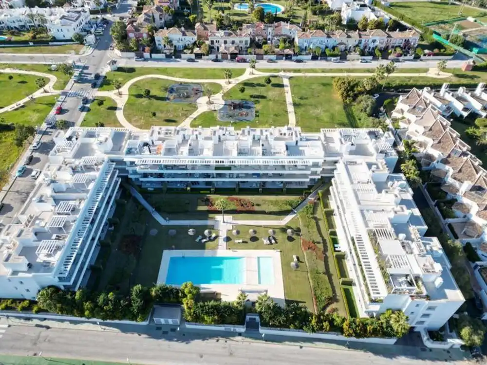 Vista exterior de Àtic de lloguer en Estepona amb Aire condicionat, Terrassa i Piscina