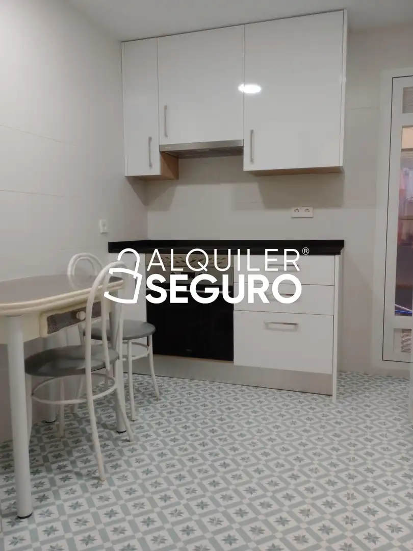 Cuina de Pis de lloguer en Madrid amb Calefacció i Terrassa