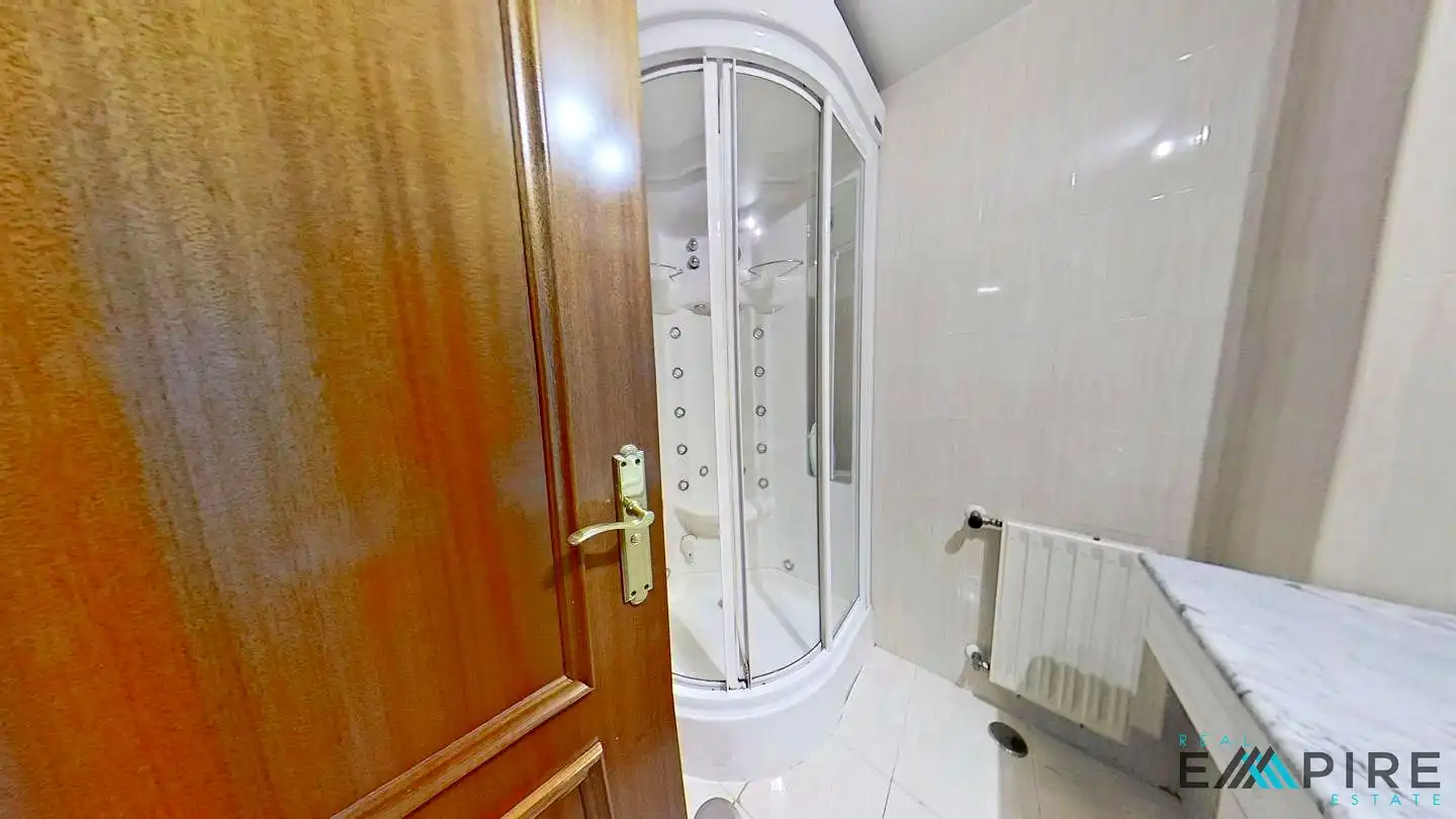 Baño de Piso en venta en Madrid con Calefacción, Trastero y Piscina