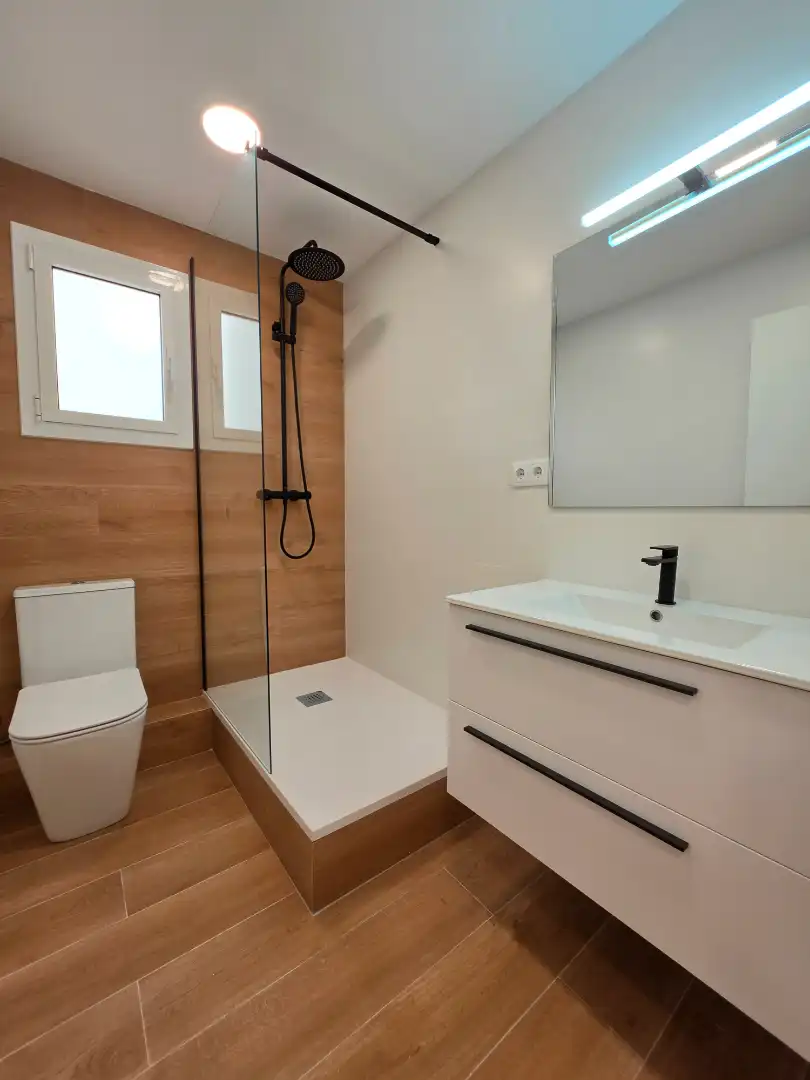 Badezimmer von Wohnung zum Verkauf in Tarragona mit Klimaanlage, Heizung und Parkett