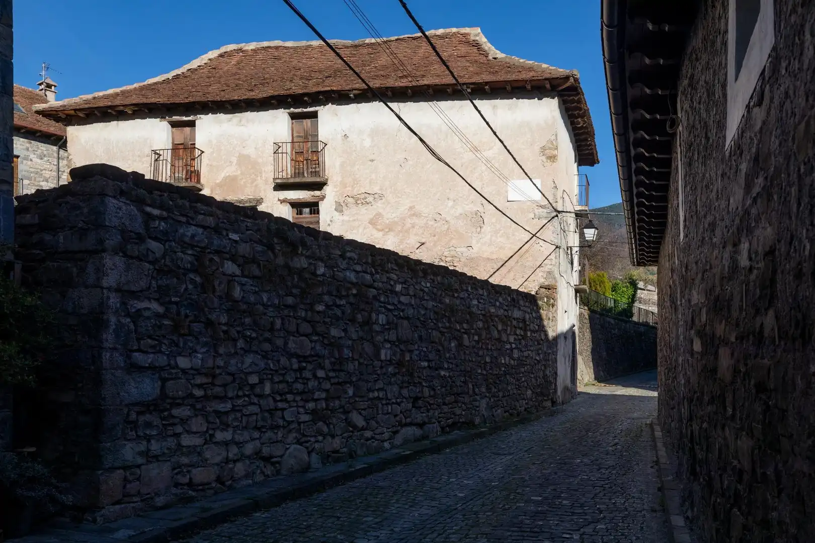 Vista exterior de Finca rústica en venda en Valle de Hecho amb Jardí privat