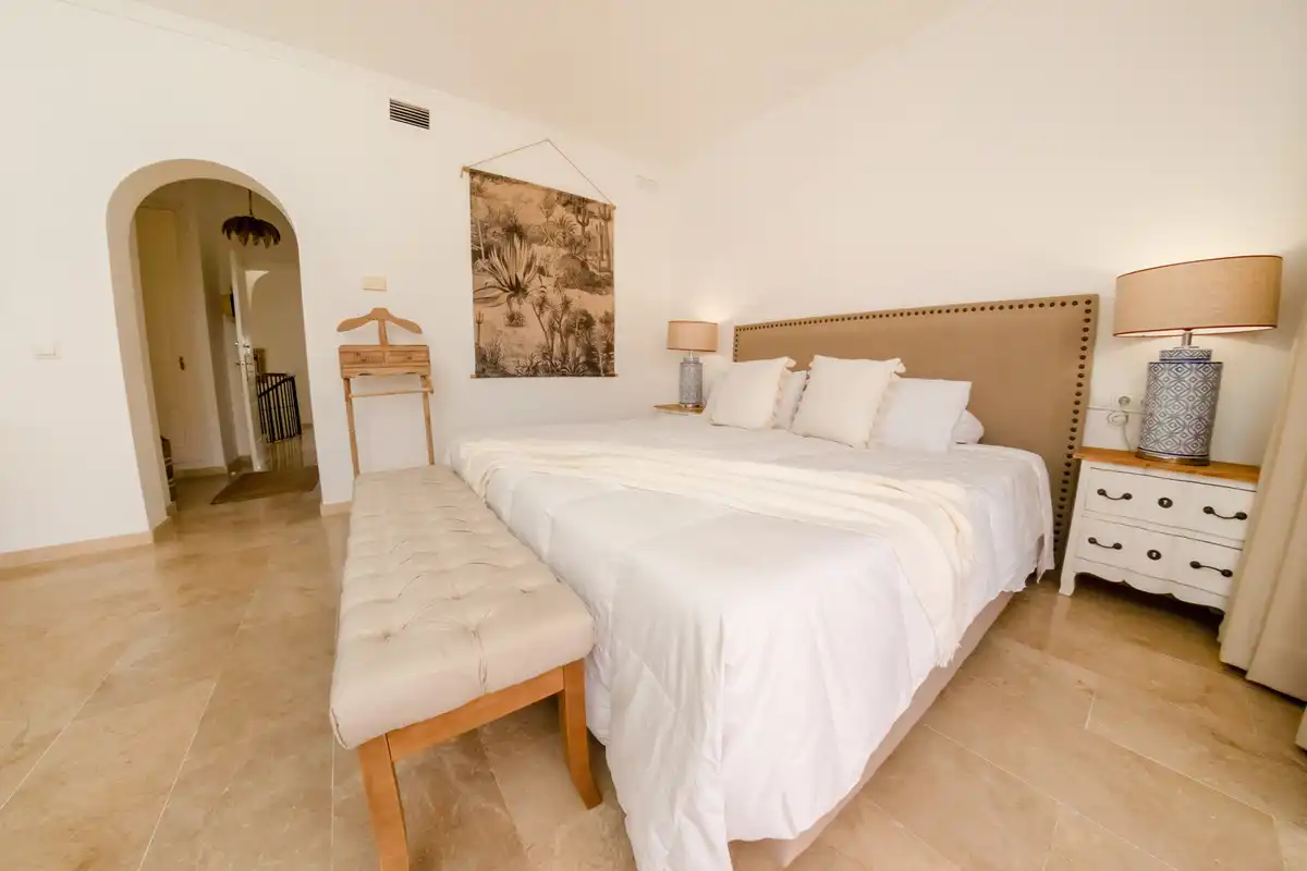 Dormitori de Casa adosada en venda en Marbella amb Aire condicionat i Alarma