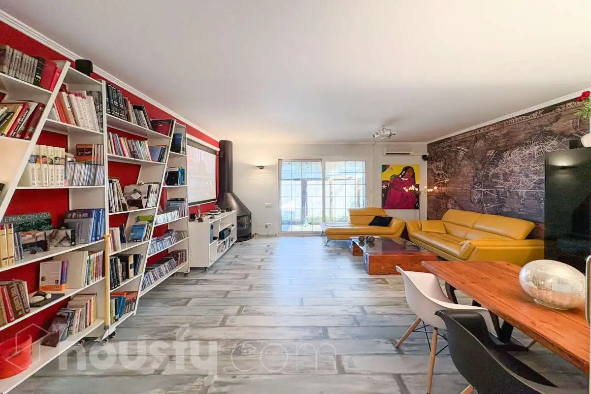 Sala de estar de Casa o chalet en venta en Girona con Aire acondicionado, Calefacción y Jardín privado