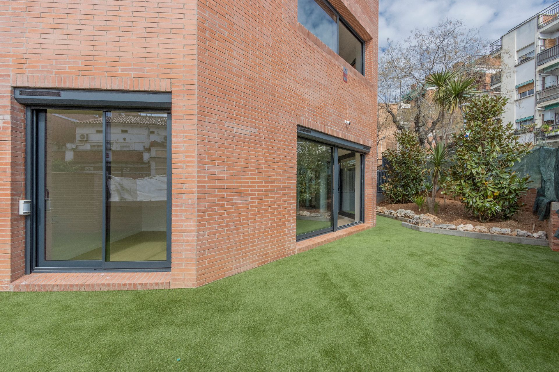 Exterior view of Flat for sale in  Barcelona Capital  with Air Conditioner, Heating and Private garden