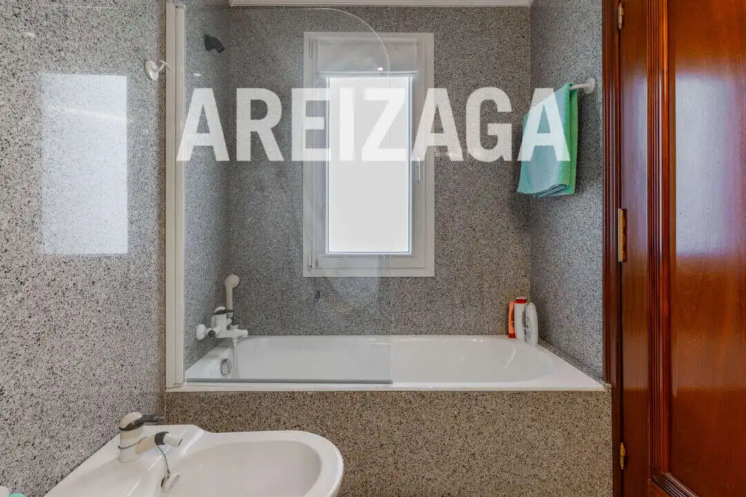 Bany de Casa o xalet en venda en Donostia - San Sebastián  amb Aire condicionat, Calefacció i Terrassa