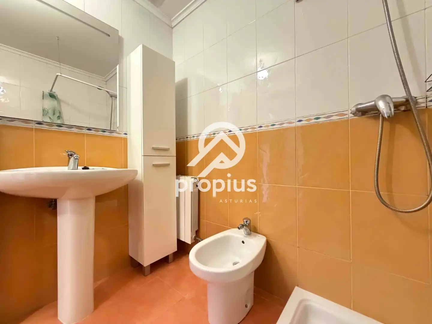 Baño de Piso en venta en Soto del Barco con Calefacción, Trastero y Amueblado