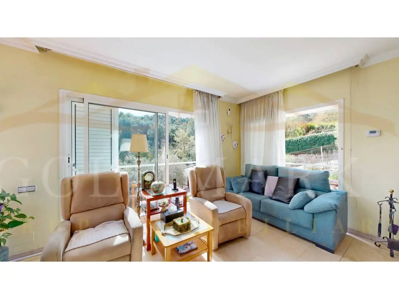 Sala d'estar de Casa o xalet en venda en Corbera de Llobregat amb Aire condicionat, Calefacció i Jardí privat