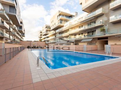 Swimming pool of Flat for sale in Badalona  with Air Conditioner, Terrace and Balcony