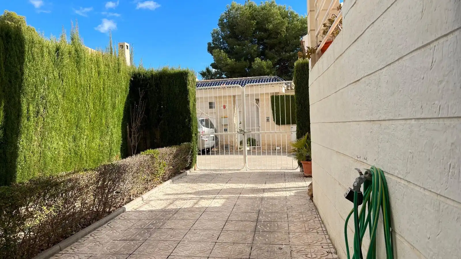 Vista exterior de Casa o chalet en venta en La Nucia con Aire acondicionado, Jardín privado y Terraza