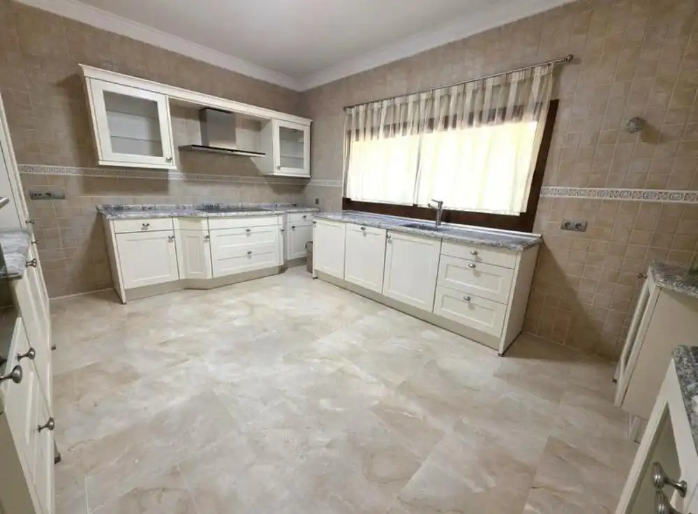 Cuina de Casa o xalet en venda en Marbella amb Aire condicionat, Jardí privat i Terrassa