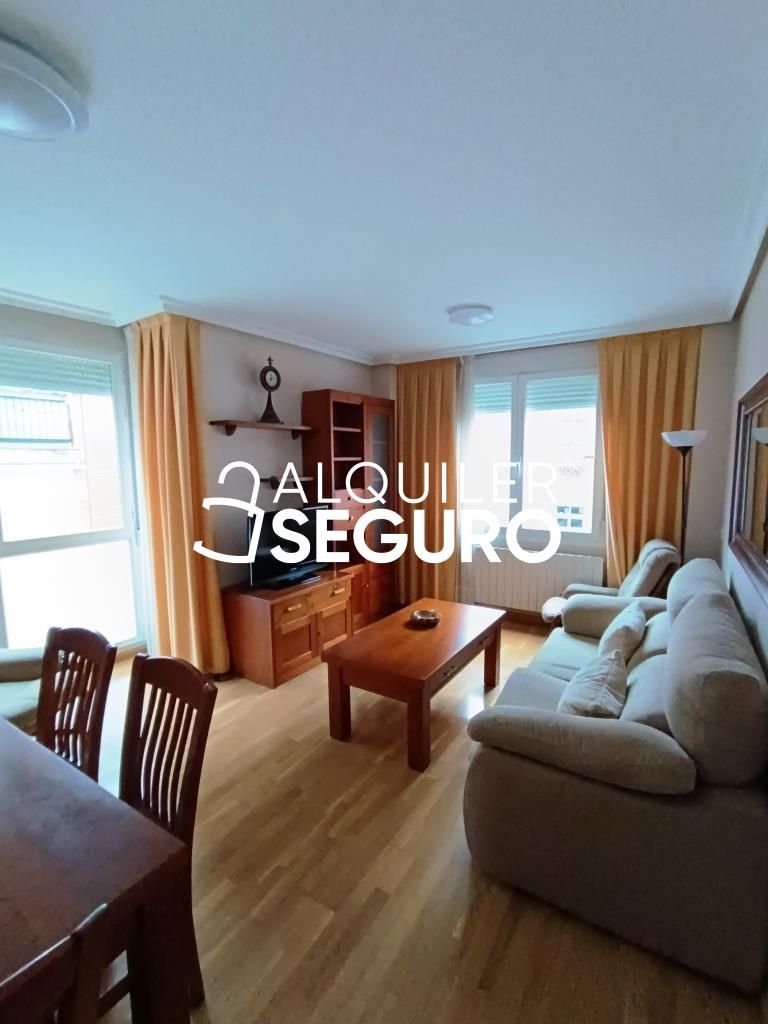 Sala d'estar de Pis de lloguer en Leganés amb Calefacció, Traster i Moblat