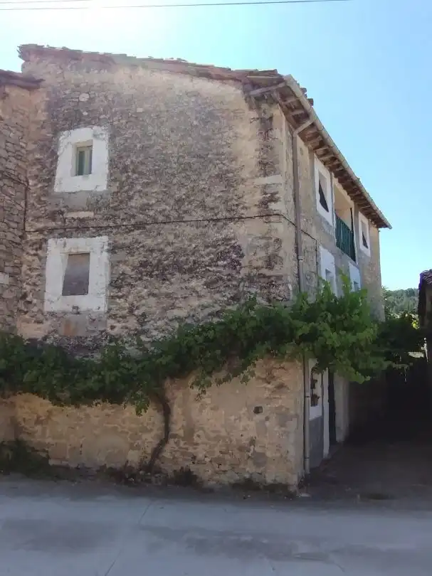Außenansicht von Haus oder Chalet zum Verkauf in Valle de Tobalina mit Heizung und Privatgarten