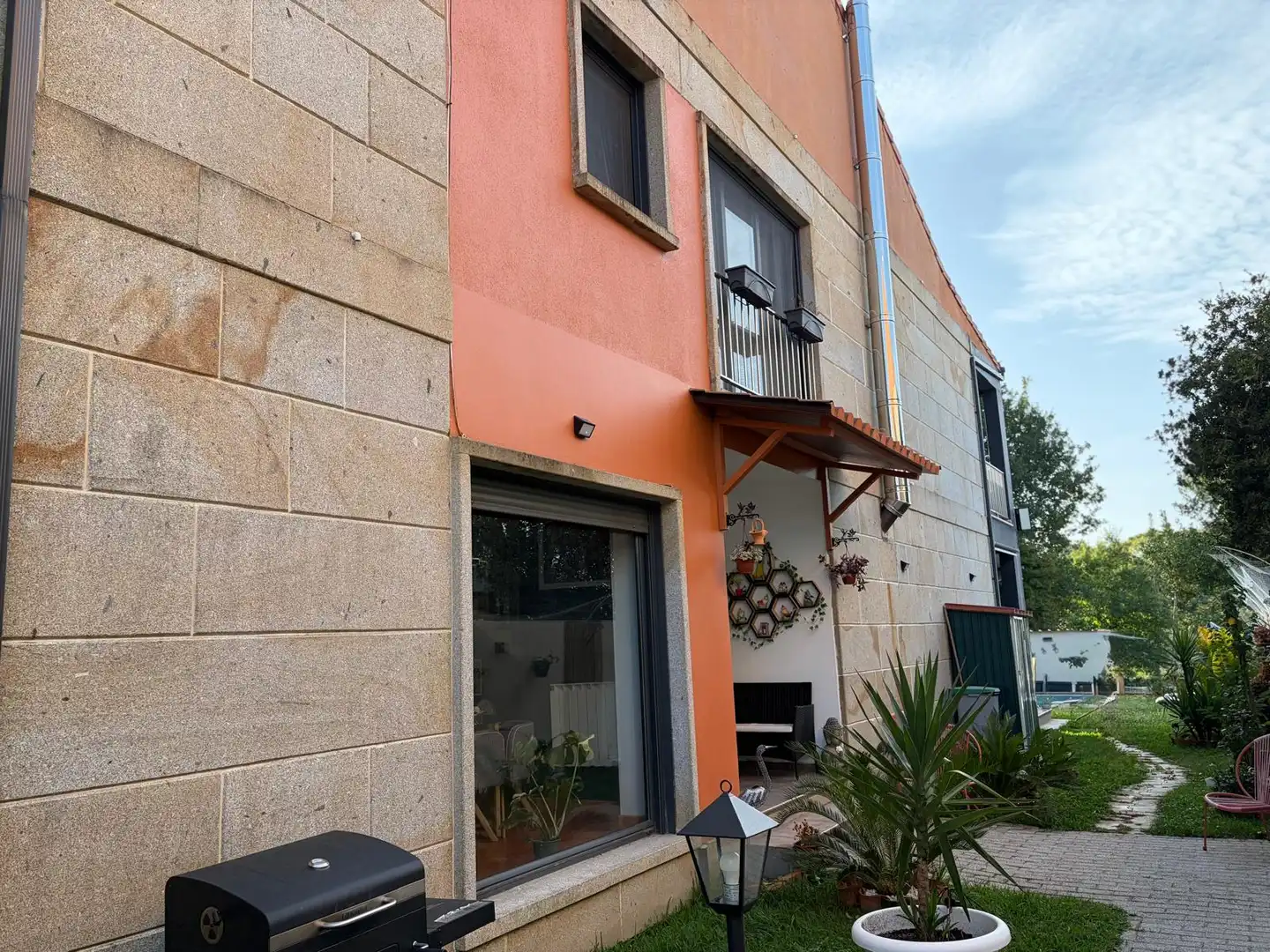 Casa aparellada amb terrassa en venda a Ponteareas
