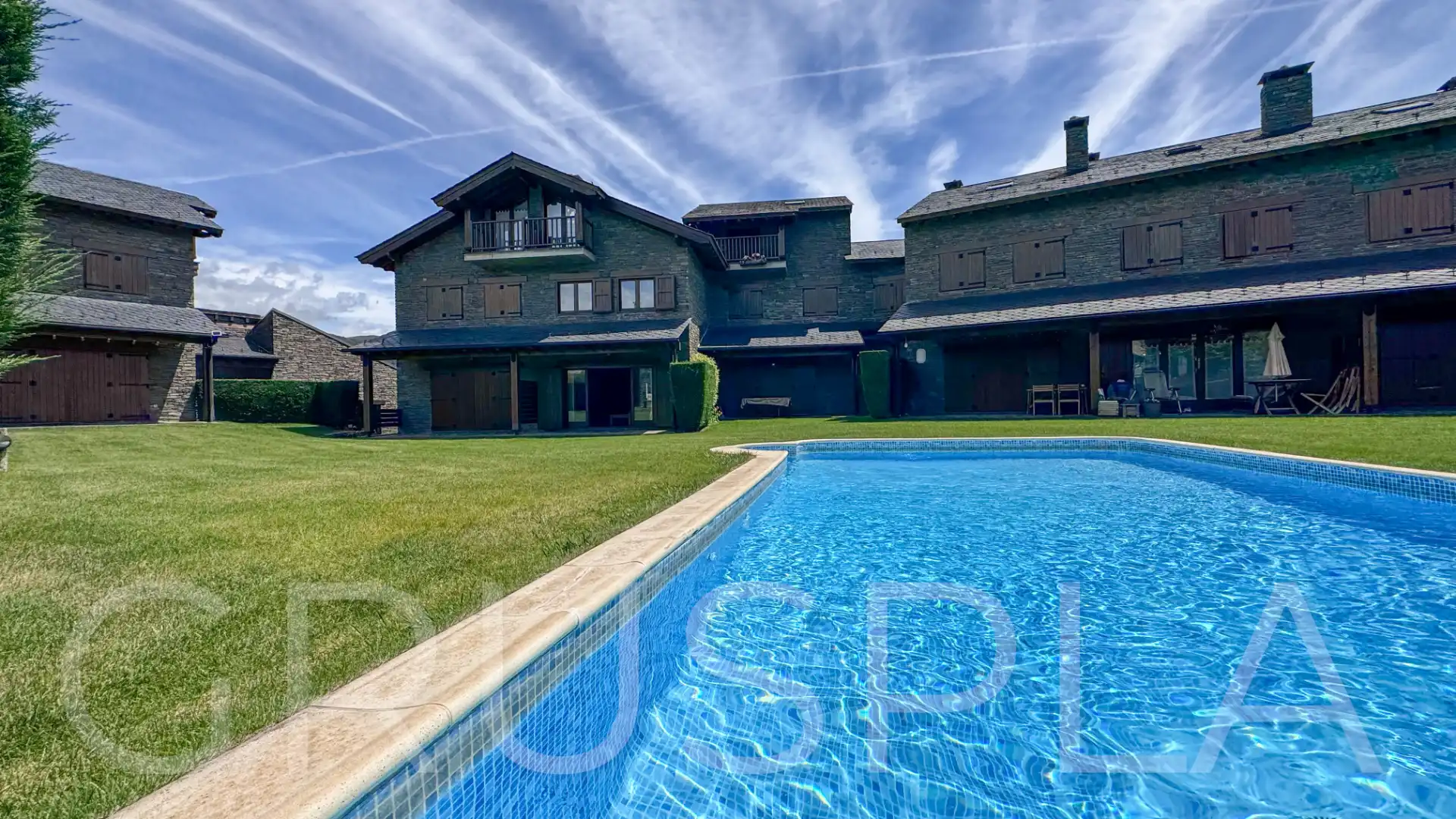 Schwimmbecken von Einfamilien-Reihenhaus zum Verkauf in Bellver de Cerdanya mit Heizung, Parkett und Gemeinschaftspool