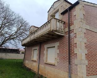 Vista exterior de Casa o xalet en venda en Melgar de Fernamental amb Jardí privat