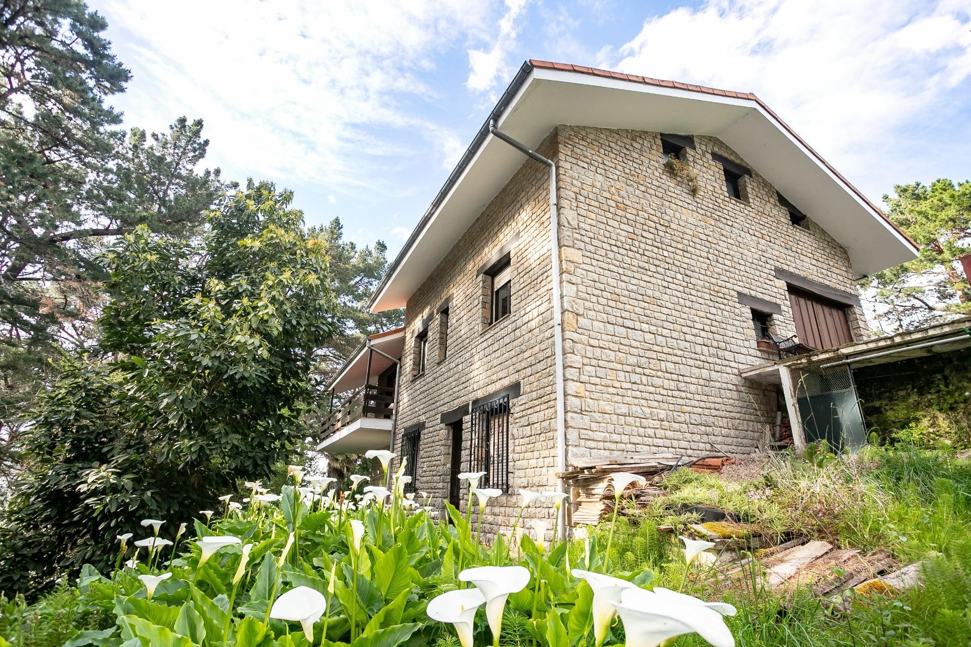 Vista exterior de Casa o xalet en venda en San Vicente de la Barquera amb Jardí privat i Terrassa