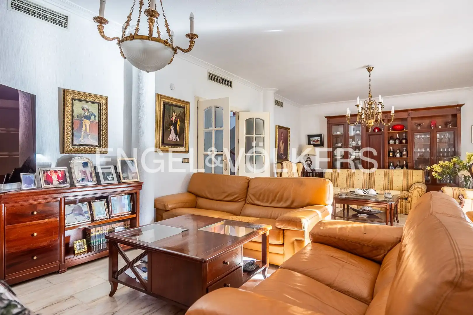 Sala de estar de Casa o chalet en venta en Mairena del Aljarafe con Aire acondicionado, Calefacción y Jardín privado