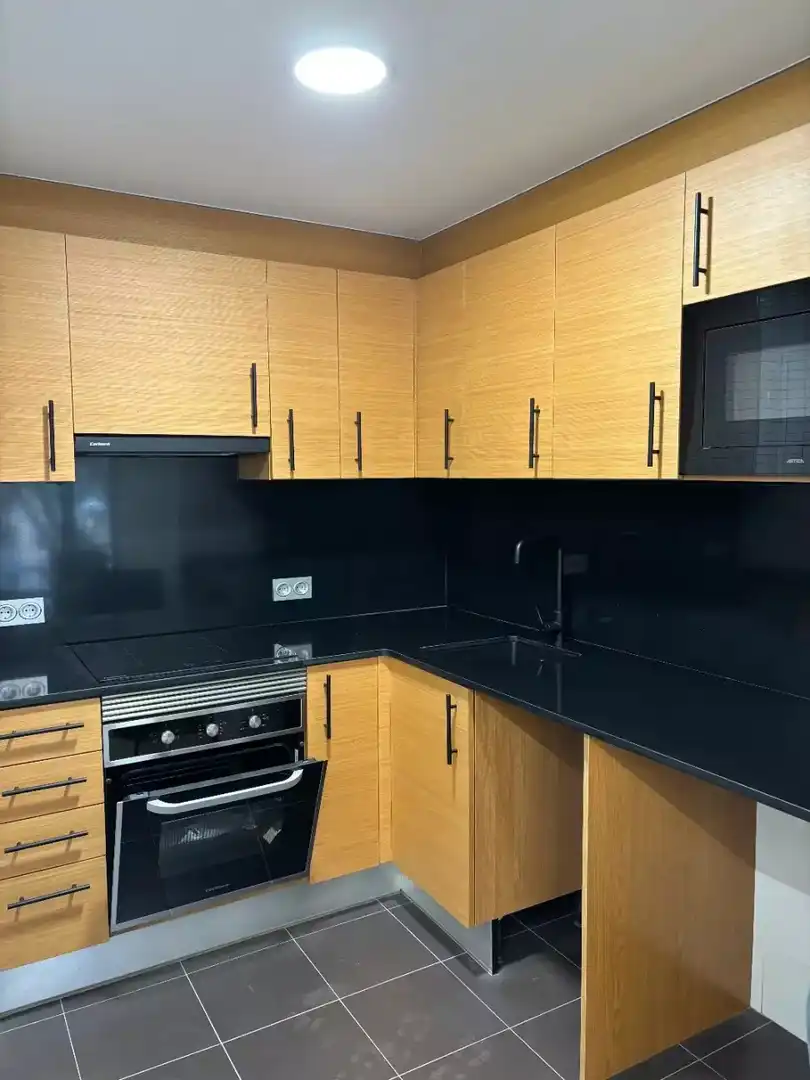 Cocina de Piso de alquiler en Figueres con Aire acondicionado, Parquet y Balcón