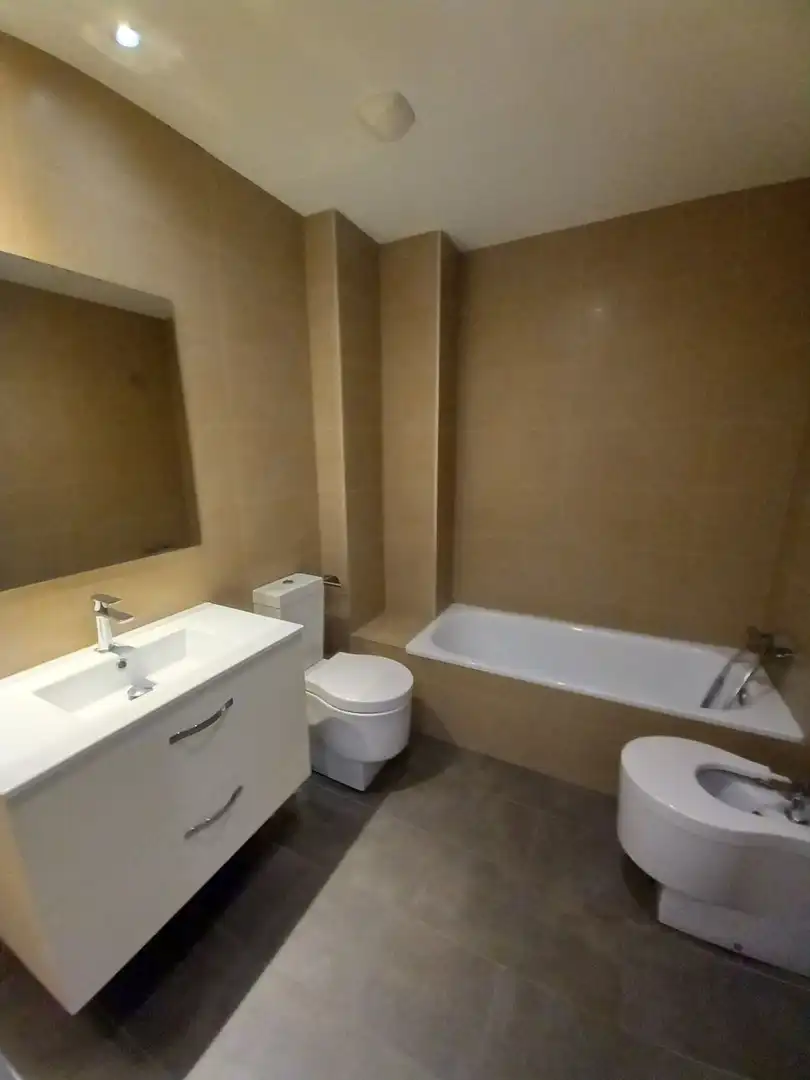 Baño de Piso de alquiler en Málaga con Terraza, Trastero y Horno