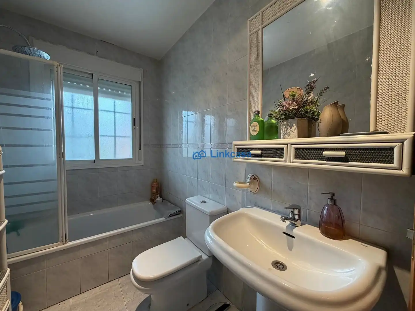 Baño de Casa adosada en venta en Velilla de San Antonio con Aire acondicionado, Calefacción y Jardín privado