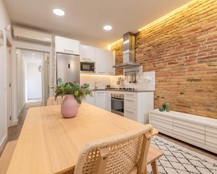 Cuina de Àtic de lloguer en  Barcelona Capital amb Aire condicionat, Parquet i Terrassa