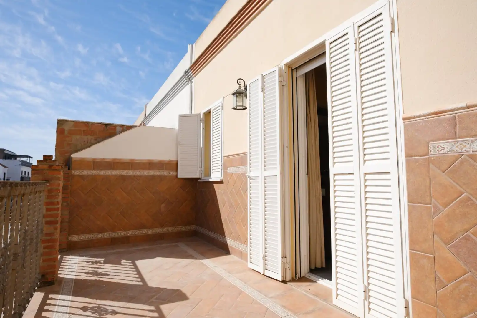 Terrasse von Einfamilien-Reihenhaus zum Verkauf in La Algaba mit Klimaanlage, Heizung und Terrasse