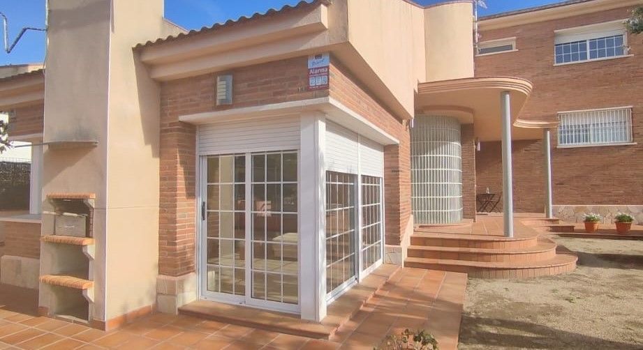 Vista exterior de Casa o xalet en venda en Vallirana amb Calefacció, Jardí privat i Terrassa
