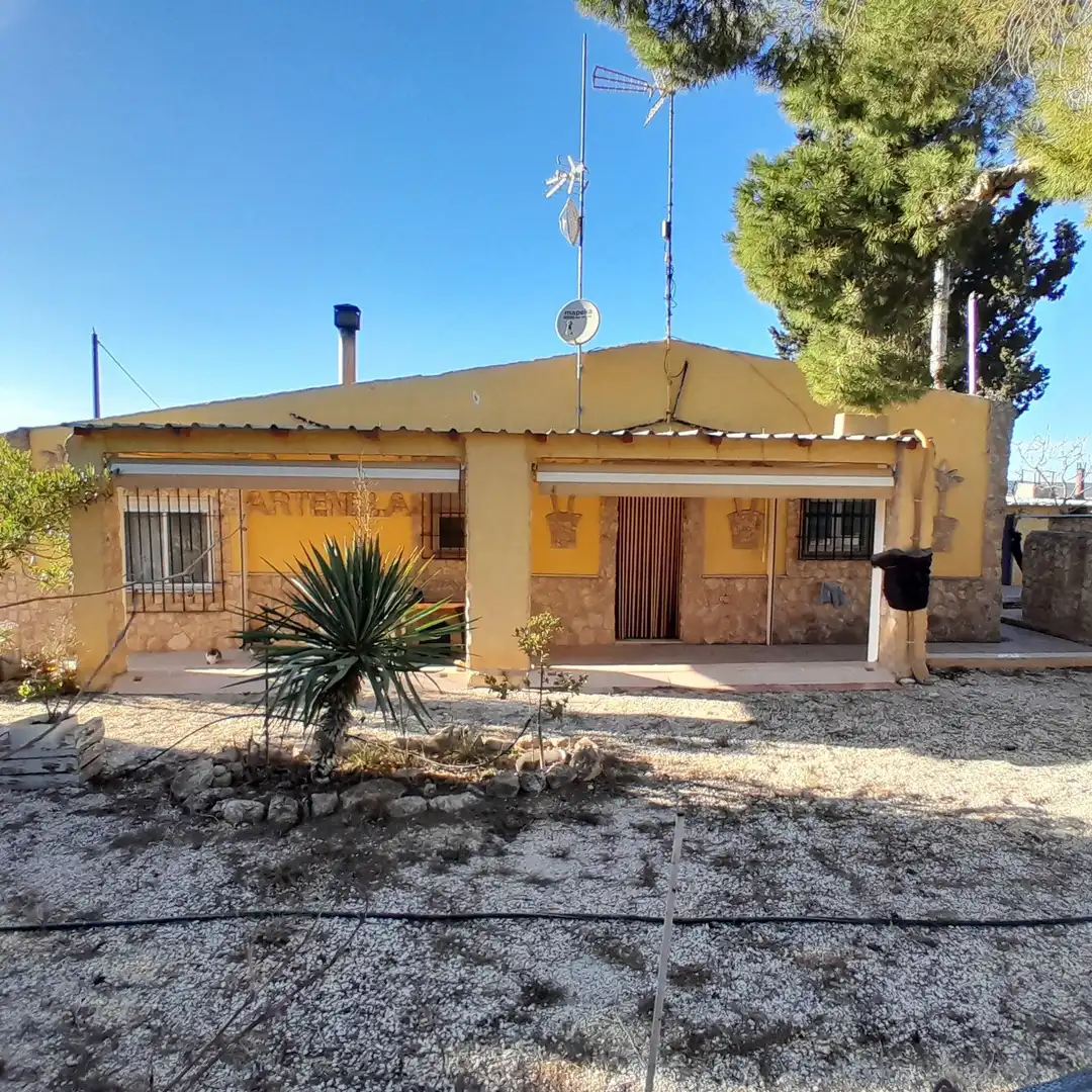 Vista exterior de Casa o xalet en venda en Yecla amb Jardí privat, Traster i Moblat