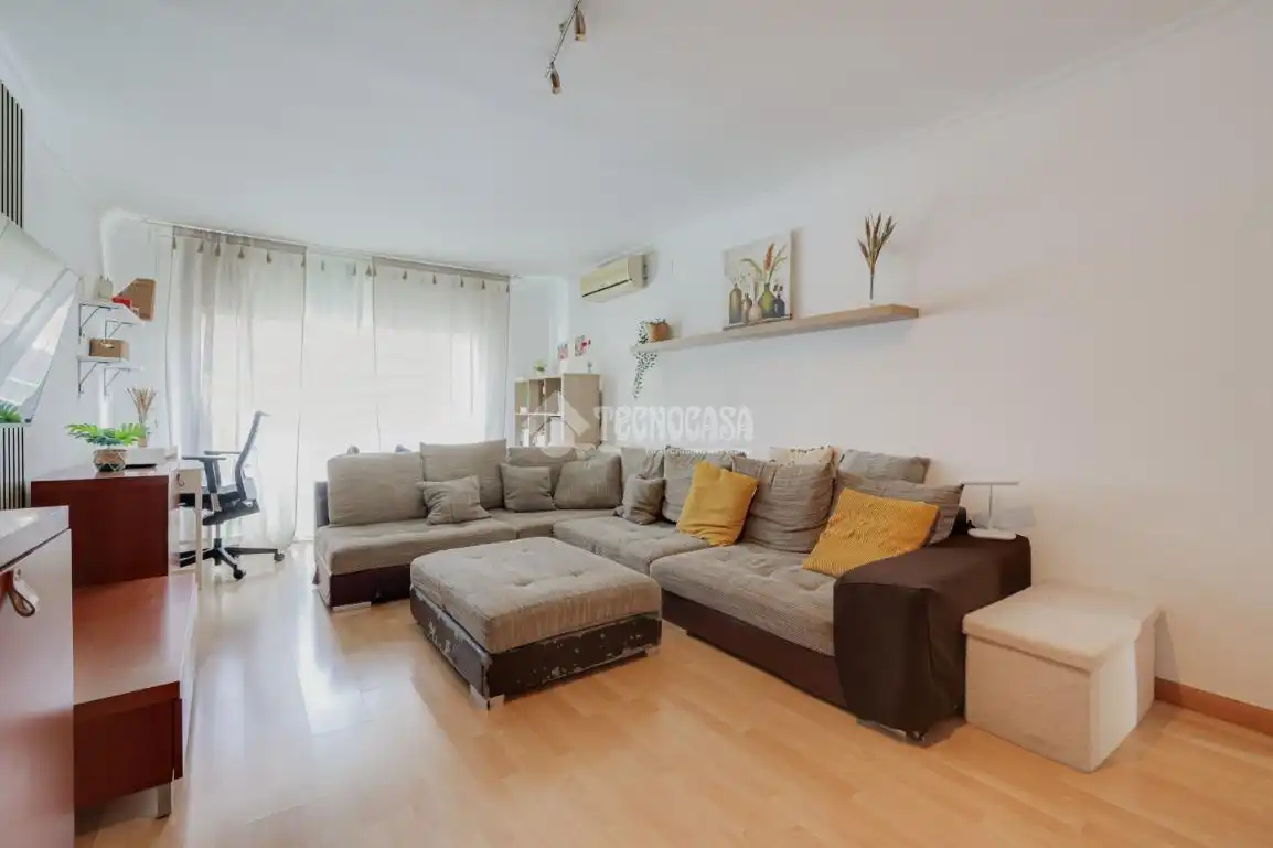 Living room of Flat for sale in Badalona  with Air Conditioner, Heating and Parquet flooring