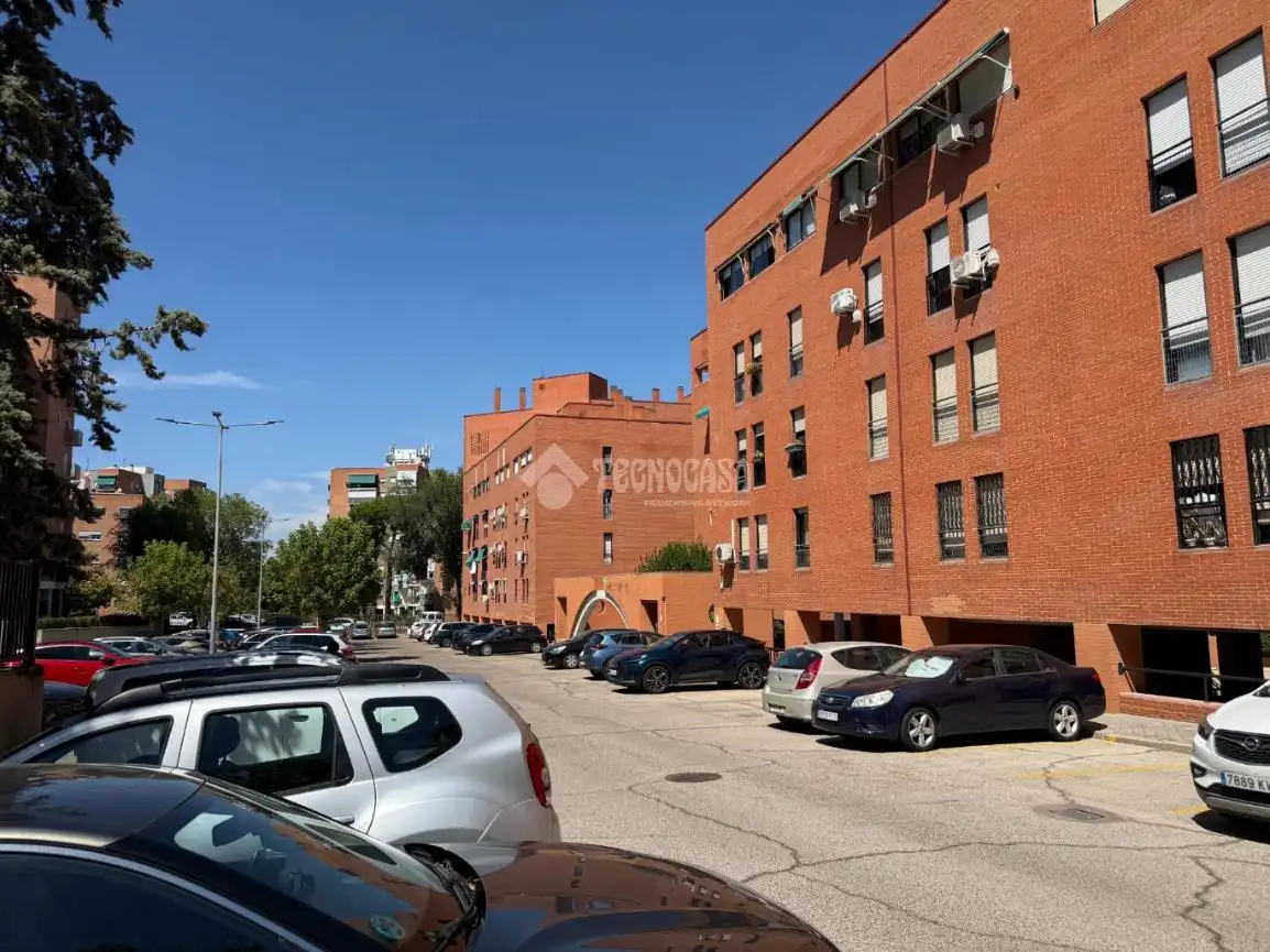 Vista exterior de Pis en venda en Madrid amb Calefacció