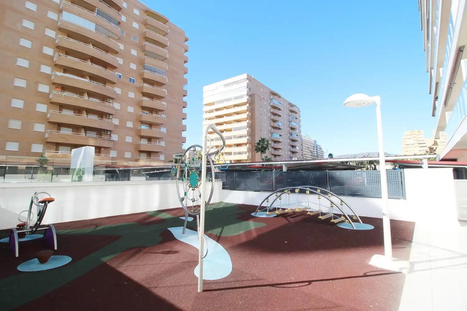Außenansicht von Wohnungen zum Verkauf in Oropesa del Mar / Orpesa mit Klimaanlage, Privatgarten und Terrasse