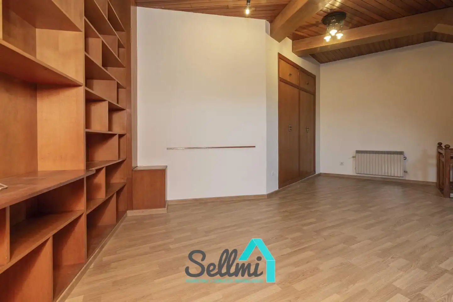 Sala d'estar de Dúplex en venda en Oviedo  amb Calefacció i Parquet