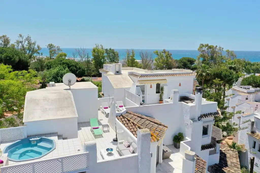 Vista exterior de Ático en venta en Marbella con Aire acondicionado, Calefacción y Terraza
