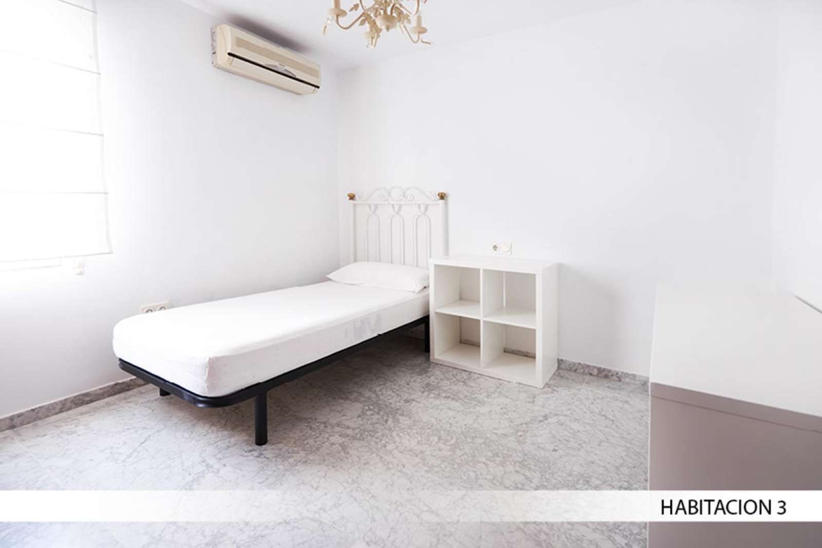 Bedroom of Flat to share in  Sevilla Capital  with Air Conditioner and Terrace