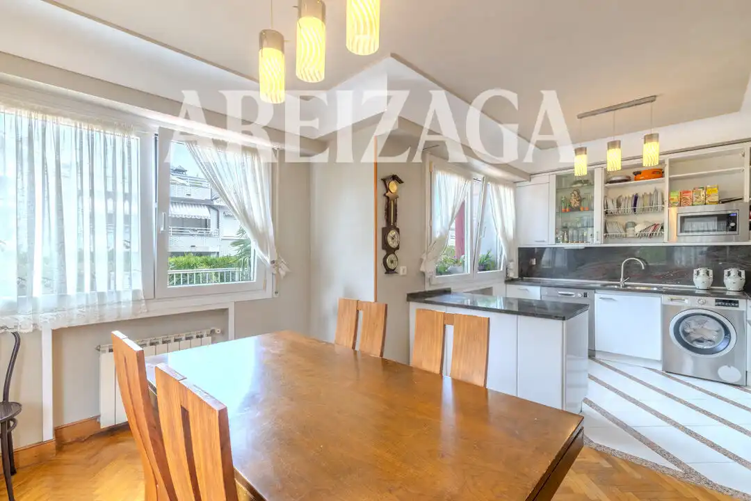 Cuina de Casa o xalet en venda en Donostia - San Sebastián  amb Calefacció, Jardí privat i Terrassa