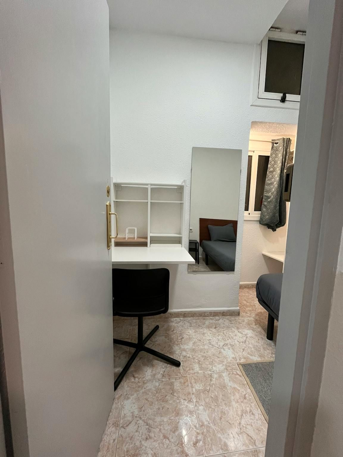 Bedroom of Flat to share in  Barcelona Capital  with Washing machine