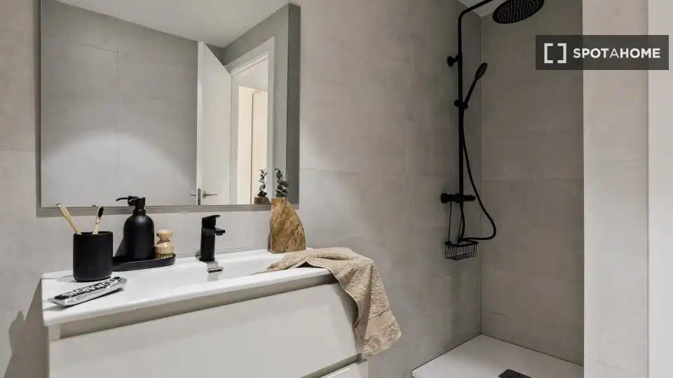 Baño de Piso de alquiler en Barcelona con Aire acondicionado, Calefacción y Amueblado