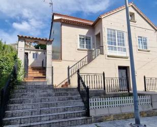 Vista exterior de Casa o xalet en venda en Vilagarcía de Arousa amb Jardí privat, Terrassa i Traster